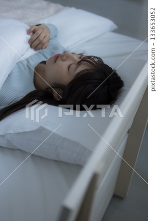 躺在床上的女人 133653052