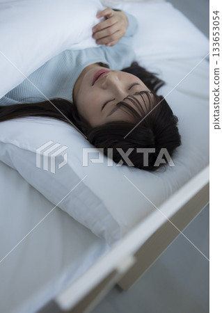 躺在床上的女人 133653054