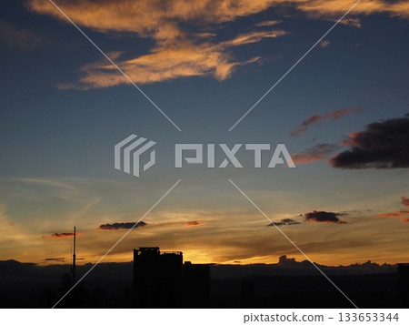 夏日大阪日出前(黎明時分,緋紅的雲彩和梅田天際線) 夏日大阪日出前(黎明時分,緋紅的雲彩和梅田天際線) 133653344