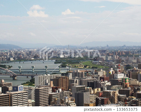 Summer in Osaka (view of Nagarebashi Bridge and the Yodogawa River Dam from the Hankyu Building) 133653375