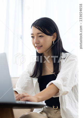 在個人計算機上工作的年輕女子 133654658