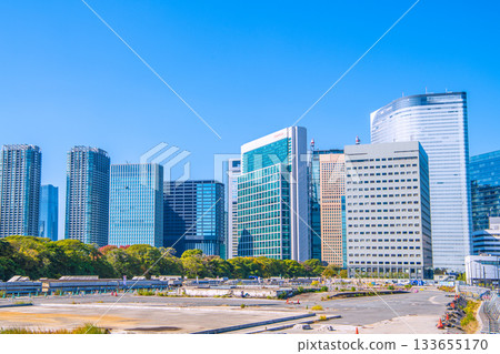 日本東京城市景觀：汐留建築群和原築地市場（6）的景色，包括臨時通道和裝卸碼頭上部結構的拆除情況。 133655170