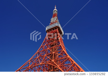 白天從下方看到的東京鐵塔和藍天。 2286年11月，港區。白天的東京鐵塔。 133655292
