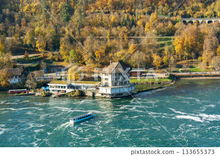 秋季的萊茵瀑布、亨博特船和沃斯城堡，位於瑞士沙夫豪森附近的諾伊豪森。 133655373