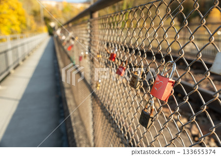 秋日里，瑞士蘇黎世州勞芬萊茵河鐵路橋的護欄上掛滿了紅色的愛情鎖。 133655374