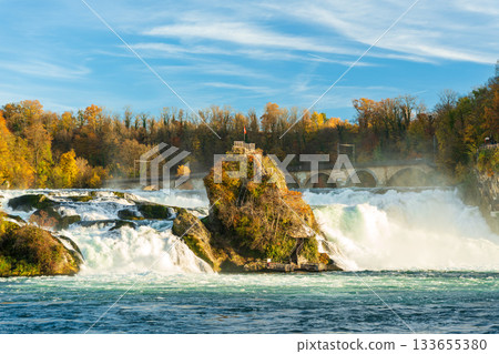 勞芬石橋、萊茵瀑布和金色的秋葉。諾伊豪森, 沙夫豪森, 瑞士 133655380