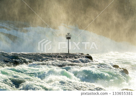 瑞士沙夫豪森新鎮萊茵瀑布中央岩石上的歷史水位標記，分別代表1880年和1963年。 133655381