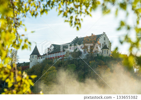 勞芬城堡，坐落在秋葉環繞的懸崖之上，位於瑞士蘇黎世州勞芬鎮。 133655382