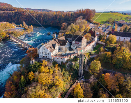 秋季沙夫豪森萊茵瀑布和勞芬城堡的全景鳥瞰圖。諾伊豪森, 沙夫豪森州, 瑞士 133655390