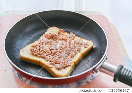 Spread the minced meat on bread and bake it. Spread the minced meat on bread and bake it. 133656157