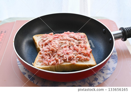 用鹽和胡椒粉調味肉。 133656165