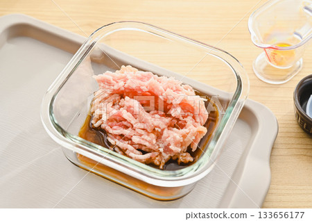 Add minced chicken to the seasoning Add minced chicken to the seasoning 133656177