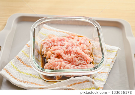 將雞肉末加入調味料中。 133656178