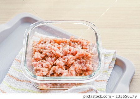 Add minced chicken to the seasoning Add minced chicken to the seasoning 133656179