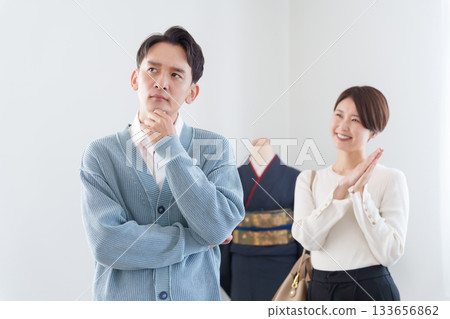 妻子乞求丈夫贈送和服,揮霍無度,給丈夫帶來麻煩。 妻子乞求丈夫贈送和服,揮霍無度,給丈夫帶來麻煩。 133656862