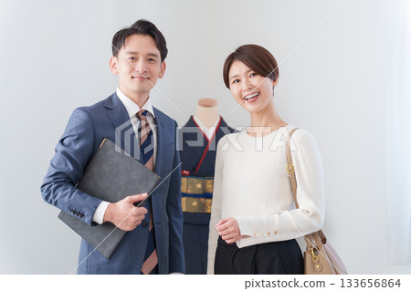 一位男性和服銷售員和一位女性顧客 133656864