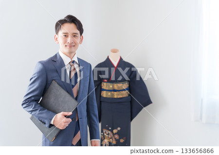 Male salesperson selling kimonos 133656866