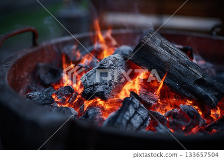 燃燒的柴火和木炭火 133657504