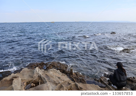 在橫須賀海岸附近的無人島猿島進行岩釣。 在橫須賀海岸附近的無人島猿島進行岩釣。 133657853