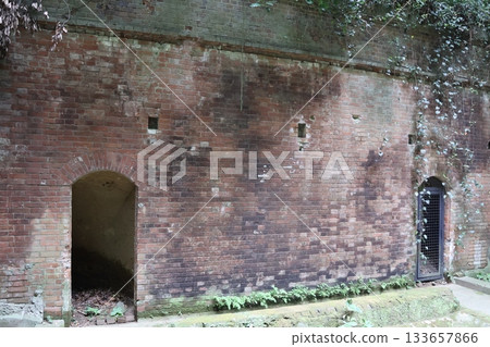 橫須賀海岸附近一座無人居住的島嶼-猿島上,曾是日本軍事要塞的遺址。 橫須賀海岸附近一座無人居住的島嶼-猿島上,曾是日本軍事要塞的遺址。 133657866