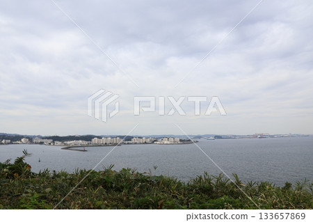 從橫須賀海岸附近的無人島猿島眺望橫須賀市 從橫須賀海岸附近的無人島猿島眺望橫須賀市 133657869