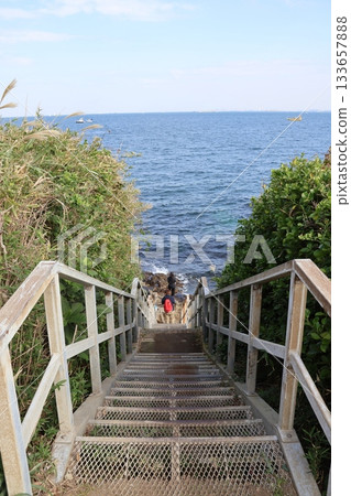 猿島，橫須賀海岸附近的一座無人島－通往海灘的階梯 133657888