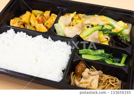Delicious stir-fried pork and egg Chinese lunch box 133658193