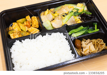 Delicious stir-fried pork and egg Chinese lunch box Delicious stir-fried pork and egg Chinese lunch box 133658205