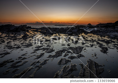 夕陽西下,映照著三浦市禦崎町高磯崎嶇的礁石,構成了一幅壯麗的海景畫卷。 夕陽西下,映照著三浦市禦崎町高磯崎嶇的礁石,構成了一幅壯麗的海景畫卷。 133659066