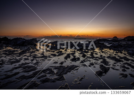 The fantastic afterglow of the evening reflected on the reefs of Takaiso in Misakicho, Miura City 133659067