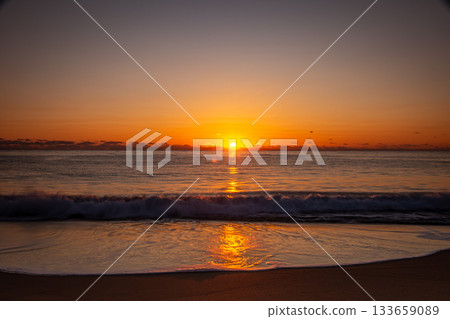 清晨的太陽從地平線升起,映照著河原湖海岸寧靜的冬日海景。 清晨的太陽從地平線升起,映照著河原湖海岸寧靜的冬日海景。 133659089
