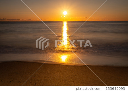 清晨的陽光灑在河原鄉海岸(茨城縣),金色的海浪在陽光下閃耀,構成了一幅美麗的海景。 清晨的陽光灑在河原鄉海岸(茨城縣),金色的海浪在陽光下閃耀,構成了一幅美麗的海景。 133659093
