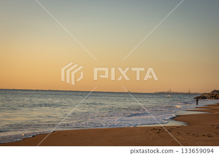 The sandy beach and gentle waves of Kawarago Coast bathed in the morning sun (Hitachi City, Ibaraki Prefecture) The sandy beach and gentle waves of Kawarago Coast bathed in the morning sun (Hitachi City, Ibaraki Prefecture) 133659094
