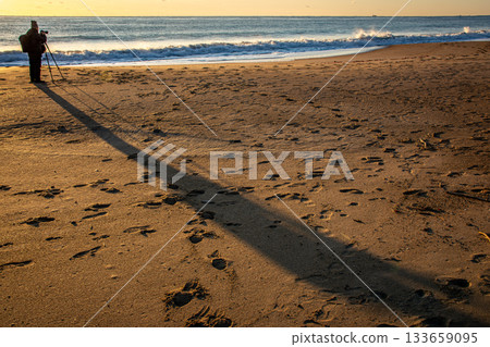 Kawarago Beach (Ibaraki Prefecture) where the photographer's shadow cast by the morning sun shines. Kawarago Beach (Ibaraki Prefecture) where the photographer's shadow cast by the morning sun shines. 133659095