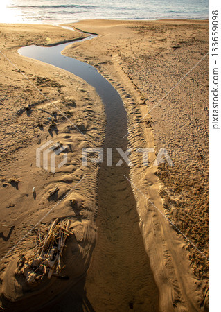 清晨的陽光灑在河原鄉海岸的沙灘上（茨城縣） 133659098