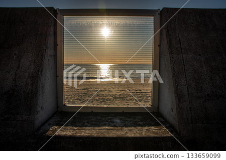 從河原湖海灘的防波堤上眺望晨曦和大海。 133659099