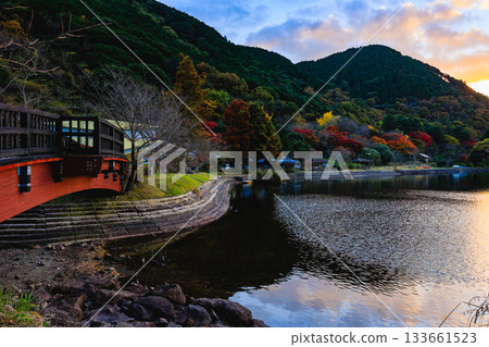 暮色降臨，伊穆塔池塘和湖畔的秋葉－一幅寧靜的秋日景象 133661523