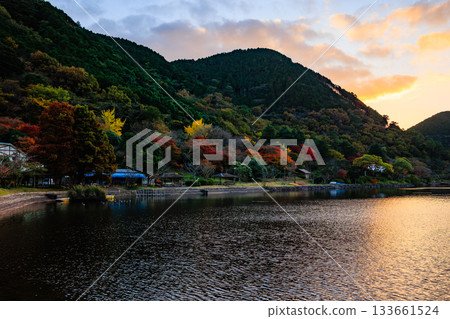 暮色降臨,伊穆塔池塘和湖畔的秋葉-一幅寧靜的秋日景象 暮色降臨,伊穆塔池塘和湖畔的秋葉-一幅寧靜的秋日景象 133661524