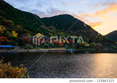 暮色降臨，伊穆塔池塘和湖畔的秋葉－一幅寧靜的秋日景象 133661525