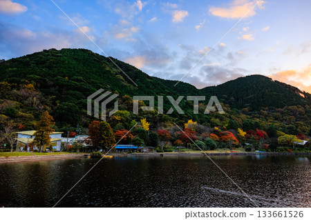 暮色降臨，伊穆塔池塘和湖畔的秋葉－一幅寧靜的秋日景象 133661526