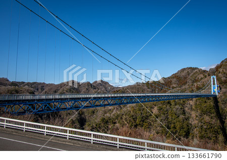 A spectacular view of the Ryujin Suspension Bridge and Ryujin Gorge on a clear winter day (Ibaraki Prefecture) 133661790