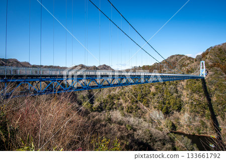 A magnificent view of the Ryujin Suspension Bridge and Ryujin Gorge on a clear winter day (Ibaraki Prefecture) 133661792