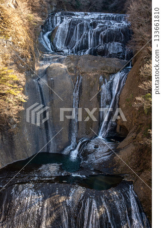 冬季的袋田瀑佈景色壯麗,四層水流湧出。 冬季的袋田瀑佈景色壯麗,四層水流湧出。 133661810