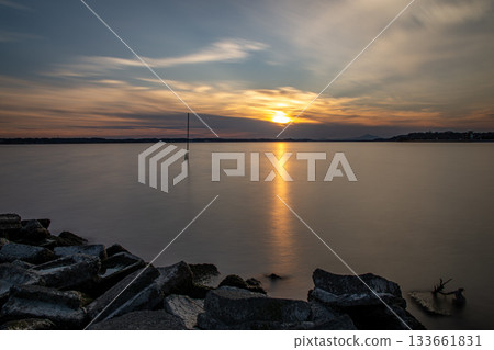 長時間曝光拍攝的日落美景,展現了希努瑪湖平靜的湖面和落日餘暉。 長時間曝光拍攝的日落美景,展現了希努瑪湖平靜的湖面和落日餘暉。 133661831