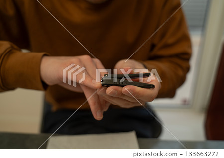 一個男人正在修剪指甲,整理儀容。 一個男人正在修剪指甲,整理儀容。 133663272