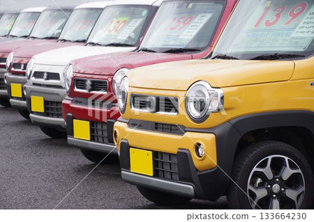 二手車圖片 經銷商處排隊的輕型車 133664230