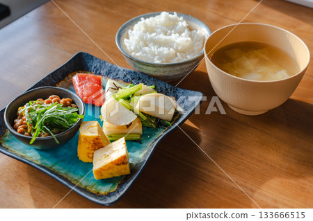 日式早餐，包括納豆、蛋捲、炒蘿蔔和明太子。 133666515