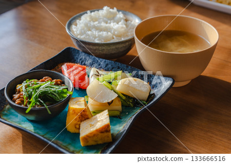 日式早餐，包括納豆、蛋捲、炒蘿蔔和明太子。 133666516
