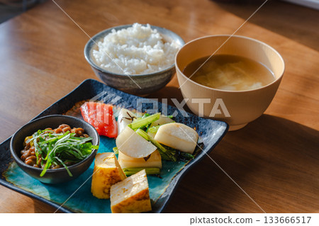 日式早餐，包括納豆、蛋捲、炒蘿蔔和明太子。 133666517