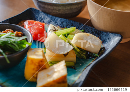 日式早餐，包括納豆、蛋捲、炒蘿蔔和明太子。 133666519